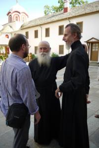 Свободные места в зале  были, только на ... люстрах